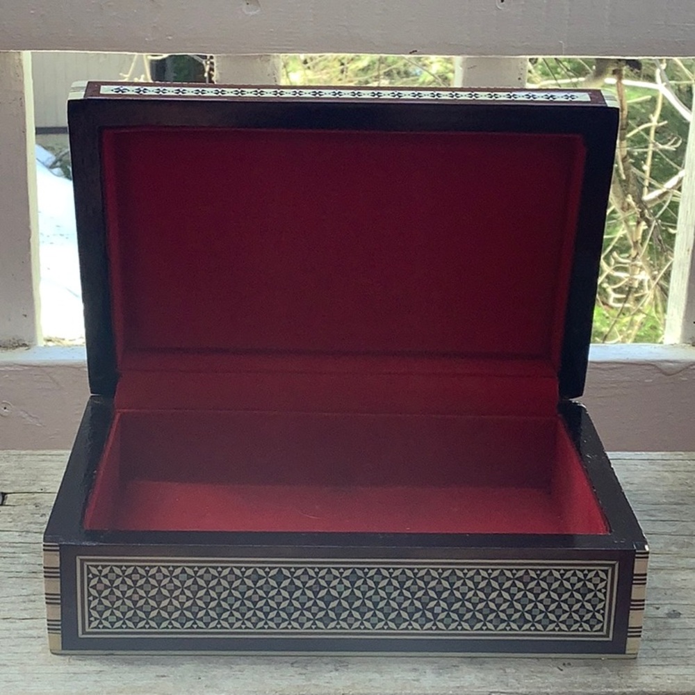 Egyptian Mother of Pearl Inlay Box - Picture 2 of 9